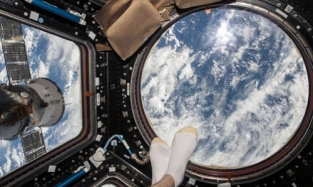 Астронавт потроллил любительниц «Инстаграма» кокетливым «фото ножек» на фоне космоса